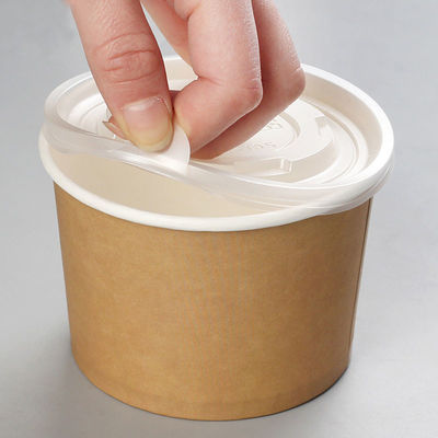 工場卸売のクラフト紙のアイス クリームは使い捨て可能なヌードルPEによって並べられる850mlクラフト紙のサラダ ボールをすくう