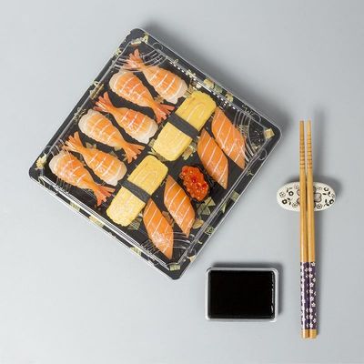 正方形の日本の使い捨て可能なプラスチック食品容器党ふたが付いているテークアウトの寿司の皿