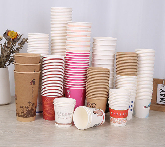 使い捨て可能な紙コップはよい価格と卸し売りコーヒー カップを壁紙を張る